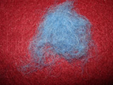 Anleitung zum Nadlefilzen: Buchumschlag: Für die blauen Blumen habe ich einfach ein Büschel Wolle aufgelegt und die Form mit der Filz-Nadel beim Festnadeln geformt.