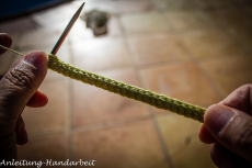 So lange weiter stricken, bis die gewünschte Länge erreicht ist. Am Ende die gestrickte Kordel kräftig ziehen, damit sie gleichmäßig wird. Abketten und Fäden vernähen.