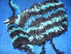 ... dann stricke ich weiter rechte Maschen in Runden. für einen bunten Schal, stricke ich Reihen in anderen Farben mit ein ...